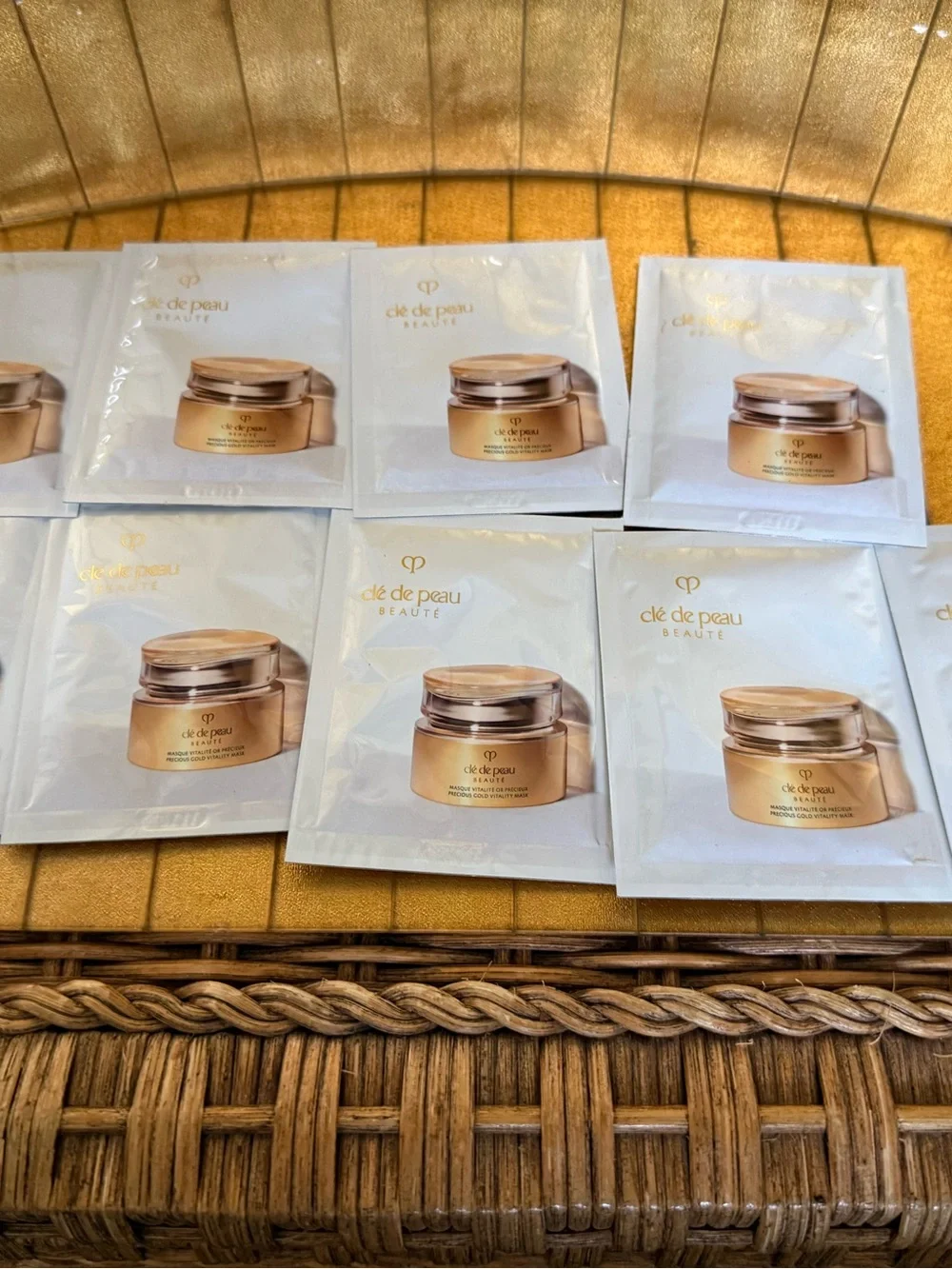 Cle de peau precious gold vitality mask x9